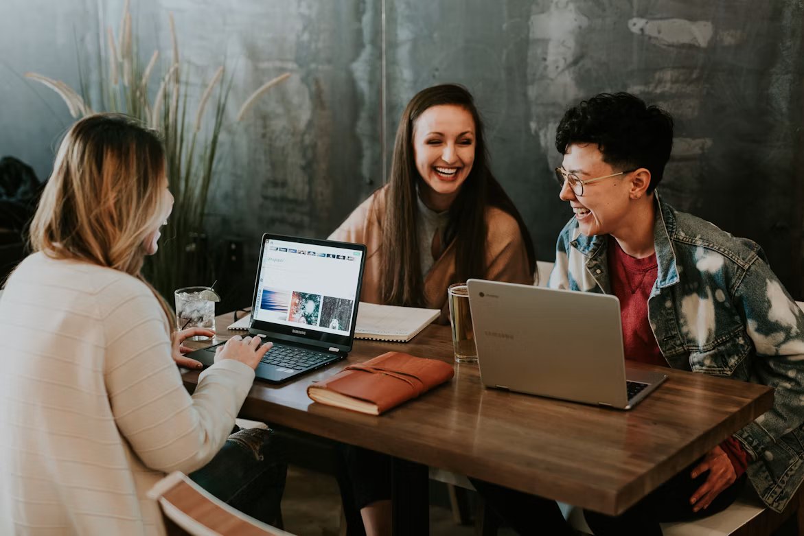 Estudiantes en mesa de trabajo